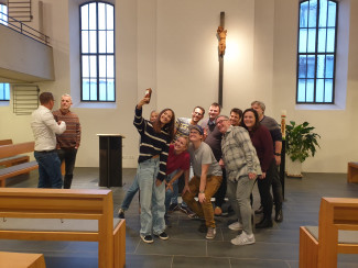 Eine Gruppe von kirchlichen Mitarbeitenden posiert in der Schwandorfer Erlöserkirche für ein Foto