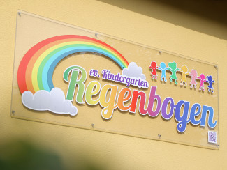 Bunter Schriftzug an der Kita Regenbogen