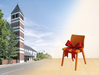 Stuhl vor dem Kirchturm in Tirschenreuth