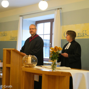 Lektor Achim Groth aus Sulzbach-Rosenberg predigt im Gottesdienst in Visovice. 